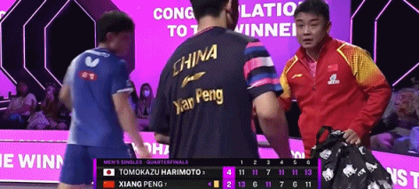 受球迷欢呼, 指导球员, 不尊重对手 受球迷欢呼, 指导球员, 不尊重对手